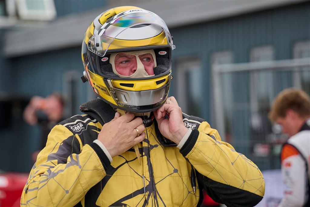 Michel Nykjær spænder hjelmen og er klar til at starte for Birk Motorsport.
(Foto: Stumpphoto)